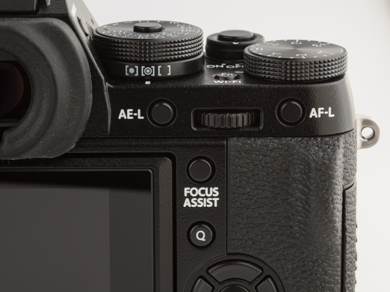 FOCUS ASSISTボタンを長押しすると、MFアシスト機能を切り替えることができる