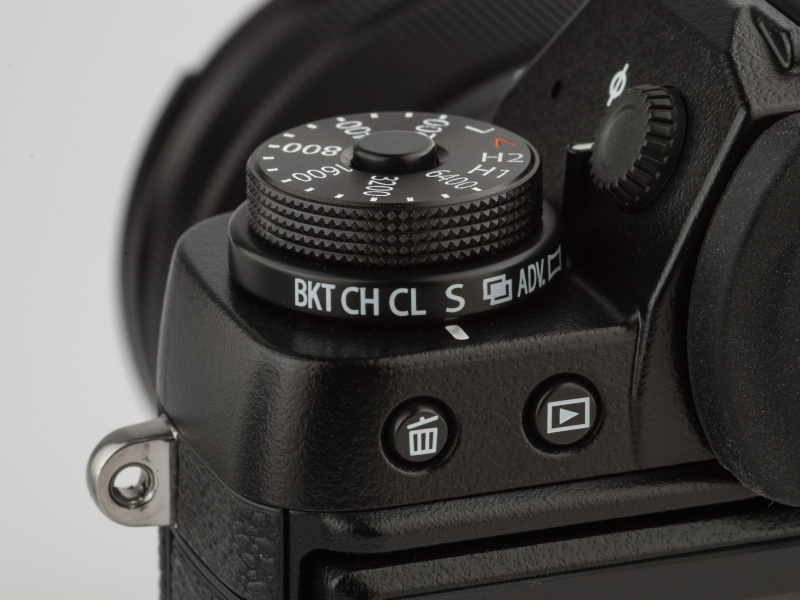 ペンタ部両サイドのダイヤルは2段式になっている。クリック感がしっかりしていて使いやすい