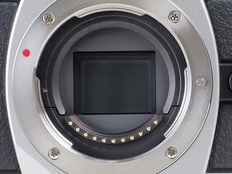 撮像素子は有効1,605万画素のLive MOSセンサー。小型化することで搭載可能となった3軸手ブレ補正機構を内蔵している。