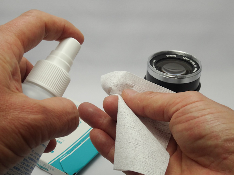 光学レンズに対して使う際は、従来通りペーパーなどに含ませて塗布した後に乾拭きをする。
