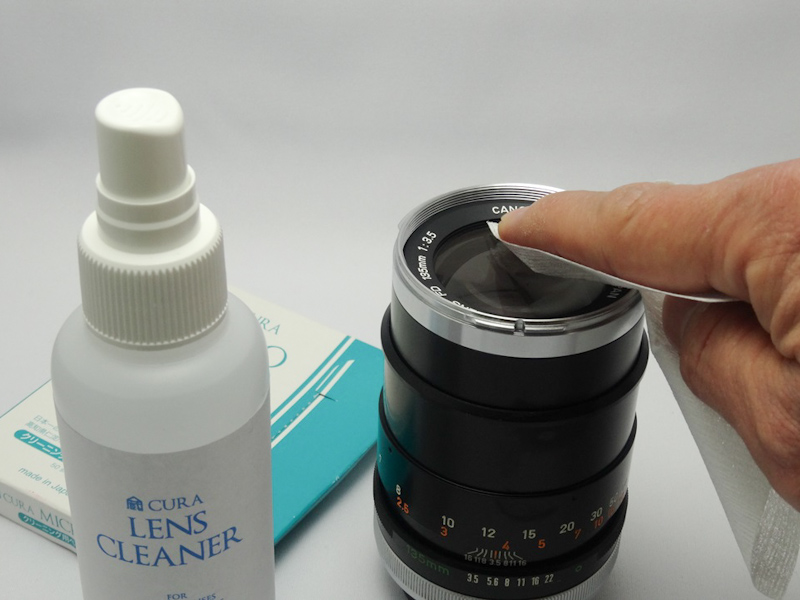 光学レンズに対して使う際は、従来通りペーパーなどに含ませて塗布した後に乾拭きをする。