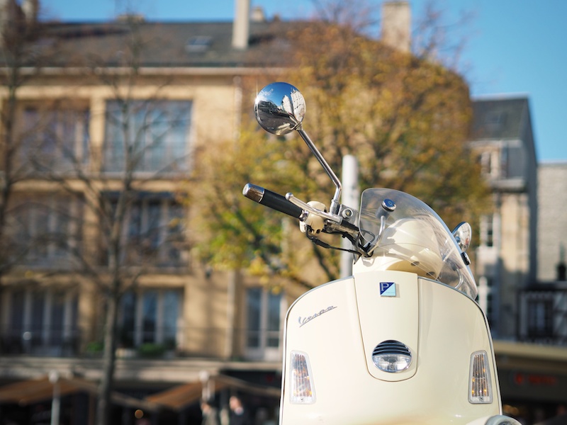 広場に止まっていたオシャレなスクーター。ルーアンの街並を背景に撮影しました。