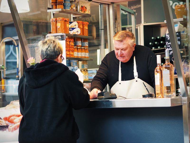 ワインやチーズ、ジャムなどを売っていたマルシェのおじさん。「フランスの日常」はとてもオシャレです。