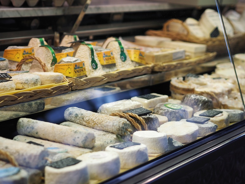 今まで見たことない種類のチーズがキレイに並べて売られていました。