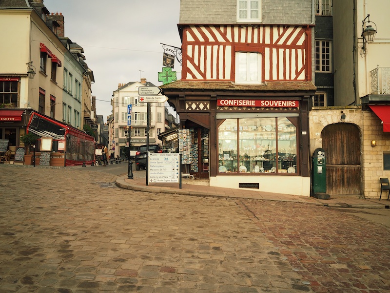 この日は曇り空。人も少なく、ひっそりとした街並が迎え入れてくれました。