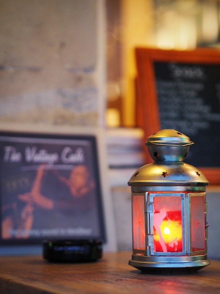 カフェのテラス席にあったキャンドル。うっすら暗くなってきた時間に灯り始めました。