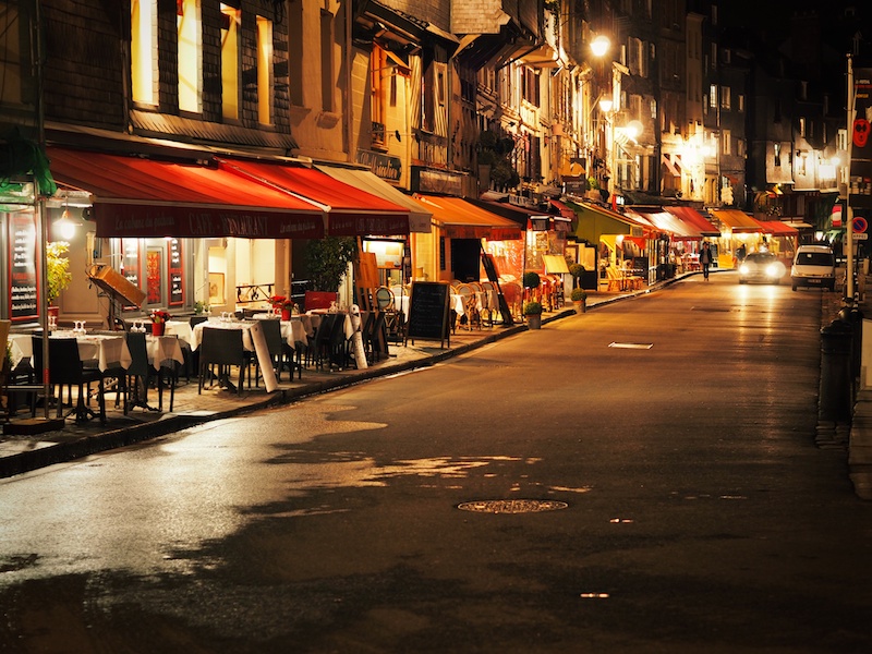 小さな港沿いにあるカフェは映画のセットのような美しい街並でした。