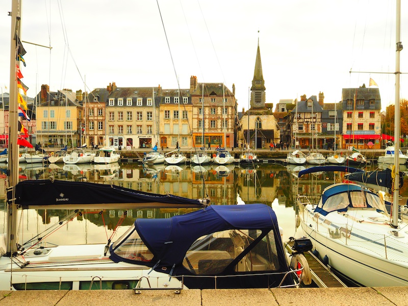 次の朝、出発前に港付近を散歩。カラフルな建物はまるでオモチャの世界に迷い込んだよう。