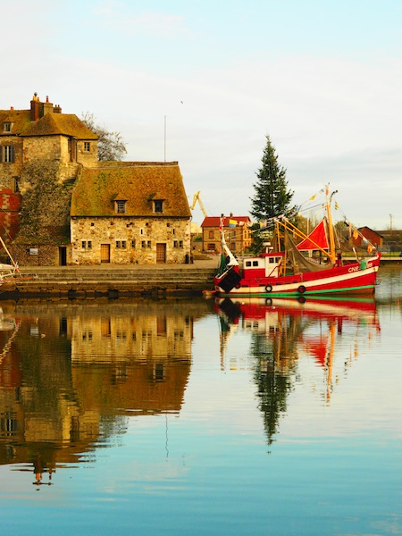 向こう岸に真っ赤な船が一隻。ポップアートでさらに鮮やかさを増して撮影することができました。