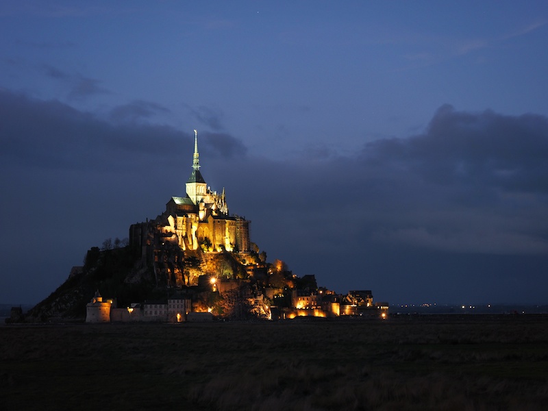 モンサンミッシェルから、5〜6km離れた地点で撮影。ぽつぽつとつき始めた明かりがとてもキレイでした。