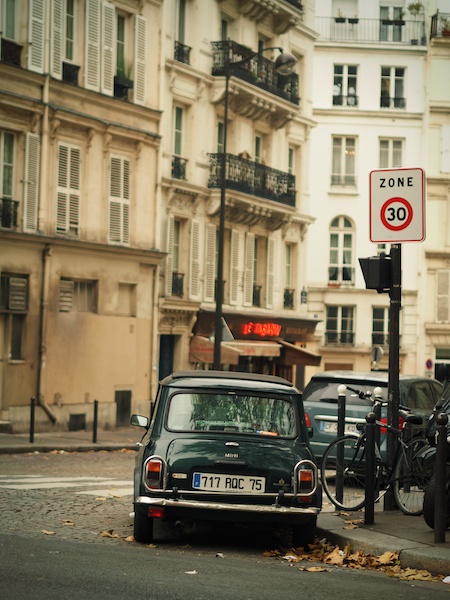 石畳の上に無造作に停まっているMINIを撮影しました。パリの街並にオシャレな車が似合います。