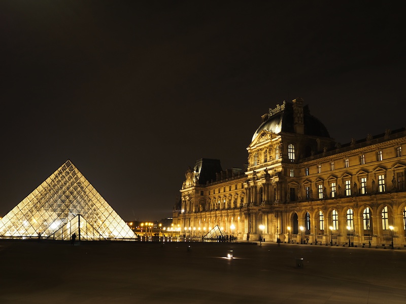 夜のルーブル美術館はとても静かでライトアップされた建物が幻想的でした。