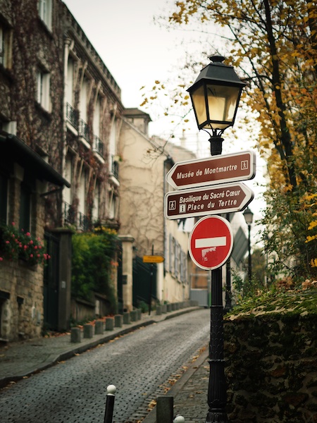 この辺りは急な坂道ばかり。丘をあがると白い大きな教会が建っていました。