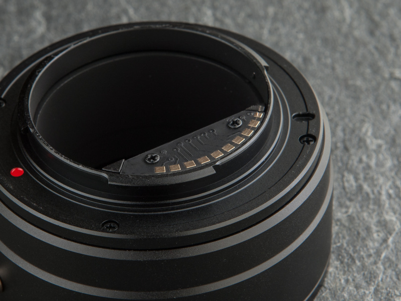 マウントの前面と底面、双方に電子接点を備えている。電源はボディから供給される仕組みだ