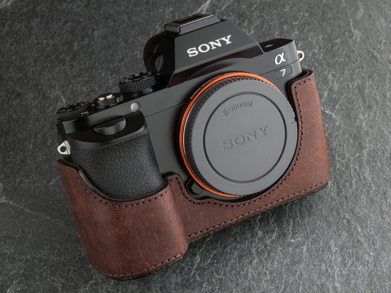 ユリシーズのα7&amp;7Rボディスーツは1万6,800円。グリップの半分を覆うデザインを採用した