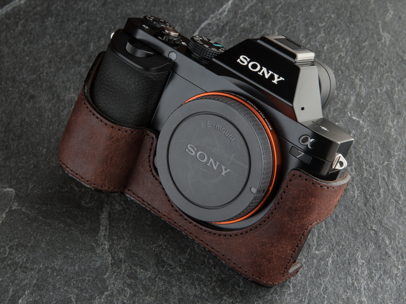 オープンタイプとフルカバータイプ、どちらもフロント面のデザインは共通している