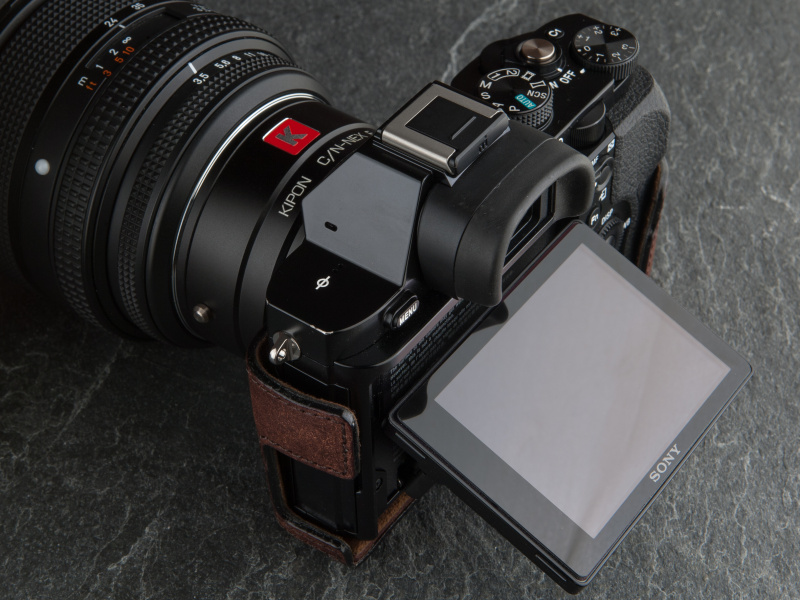 オープンタイプはα7/7Rの液晶チルトが可能だ。上下方向とも支障なく可動する