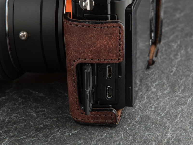 端子カバーに直接アクセスできるように、側面にえぐりを設けている