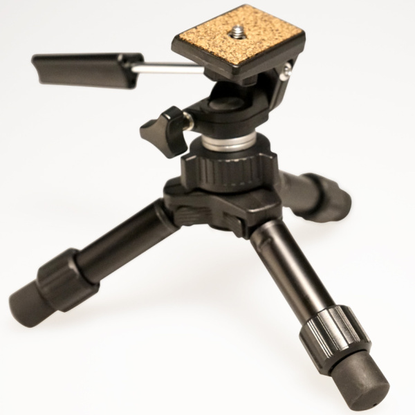 一脚部を取り外してテーブル三脚としたところ