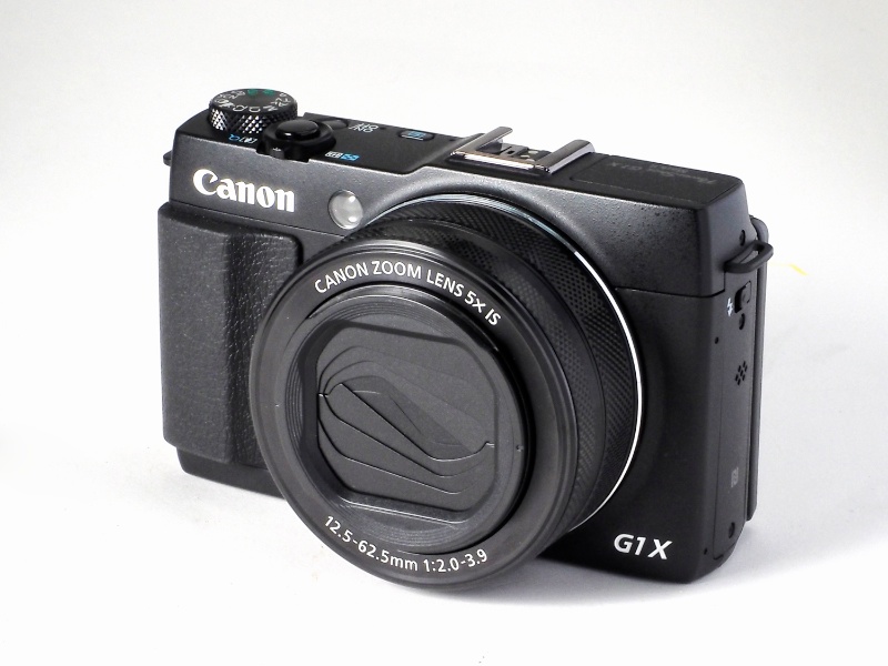 電源をオンにしてレンズを伸ばしたところ（左）と電源をオフにしてレンズを収納したところ（右）。F2-3.9の大口径ズームレンズだけにボディに対して大きいことが判る。またレンズバリアが搭載され、レンズキャップの紛失やキズやホコリの防止に便利になった。