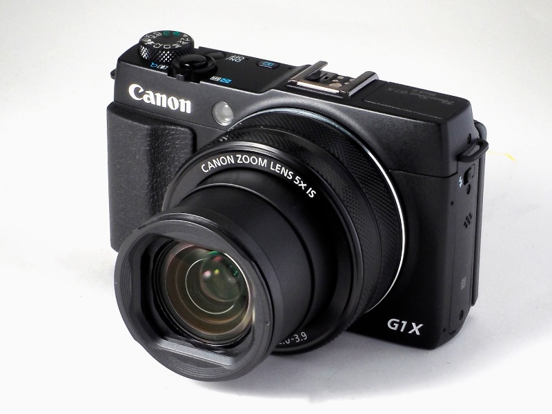 電源をオンにしてレンズを伸ばしたところ（左）と電源をオフにしてレンズを収納したところ（右）。F2-3.9の大口径ズームレンズだけにボディに対して大きいことが判る。またレンズバリアが搭載され、レンズキャップの紛失やキズやホコリの防止に便利になった。