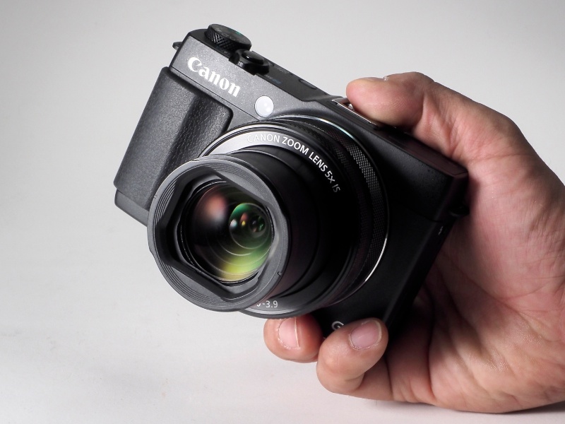 手にもったイメージ。コンパクトデジタルカメラとしては大柄な印象であるが、手のひらへの収まりはよく、ホールディング性は高い。ズッシリとした凝縮感があり、フラッグシップらしい高級感も感じることができる。