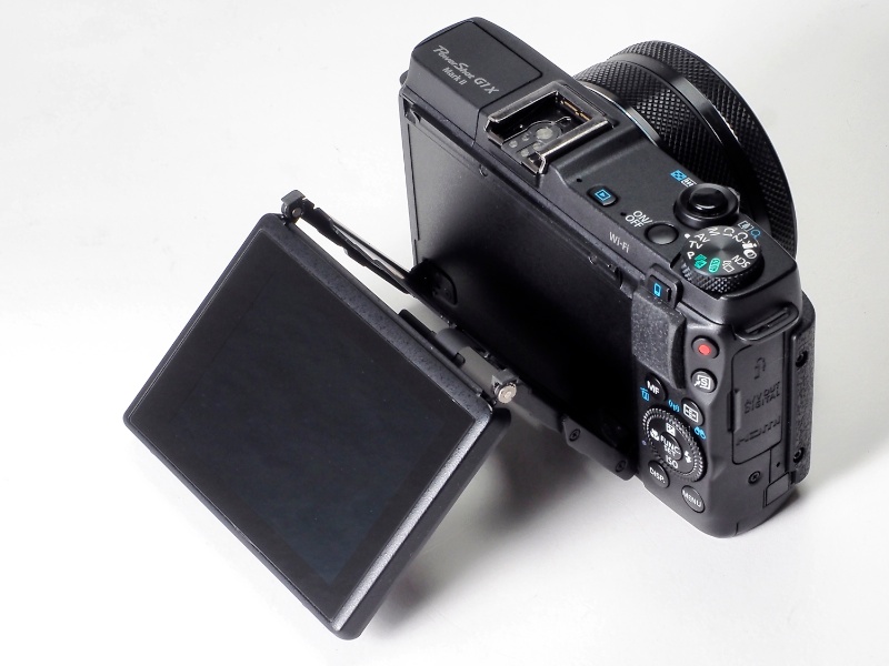 液晶モニターは約104万ドットの3型タッチパネルを採用。上180度、下45度のチルト式である。横位置でのハイアングル・ローアングル撮影に便利だ。