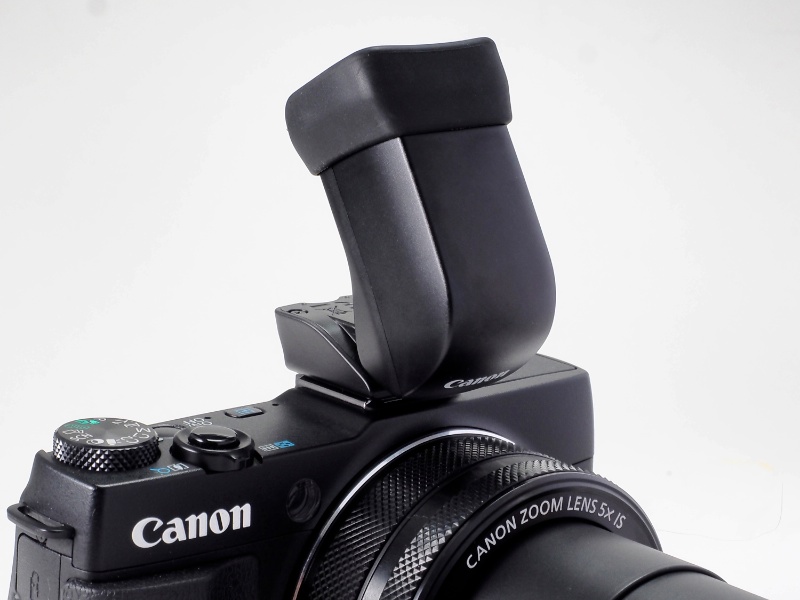 新たに外付けのEVFに対応した。視野率約100％、XGA約236万画素の高精細型で自然な見え具合は非常に秀逸。使い勝手上、G1 X MarkIIとの相性は素晴らしく、試写に使わせてもらった影響から「G1 X Mark IIはEVFがないとイヤ」というほど気にいってしまった。90度可動し、上から覗くことも可能。