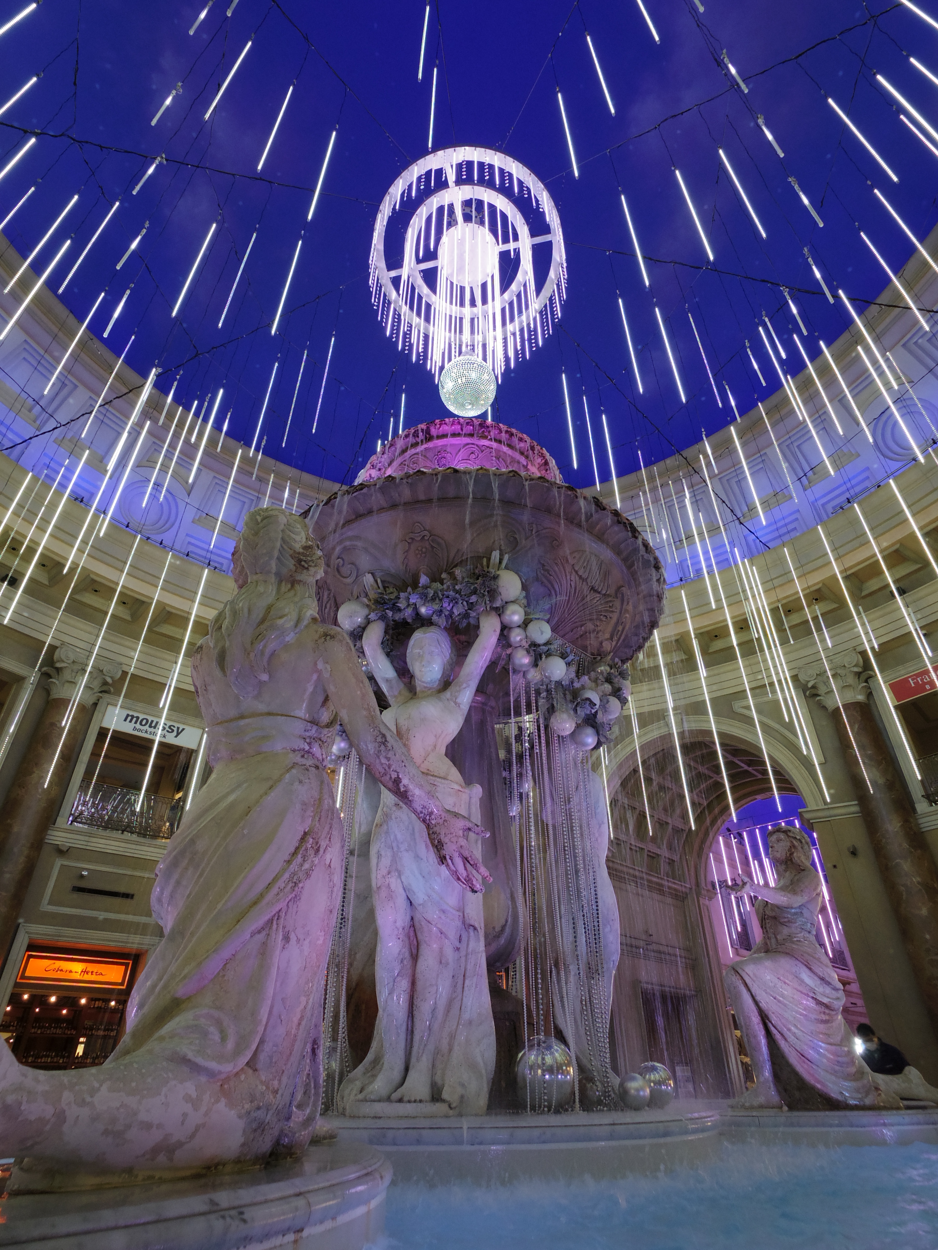 水飛沫がかかるギリギリの所でカメラを構えていたのでひやひやしました。08 WIDE ZOOM / 1/30秒 / F3.5 / 0EV / ISO400 / 絞り優先AE / WB：オート / 3.8mm