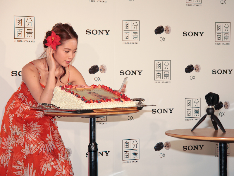 バースデーケーキとともにQXで自分撮りを行なった