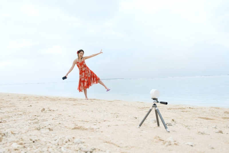 DSC-QX10で自分撮りをする筧さん