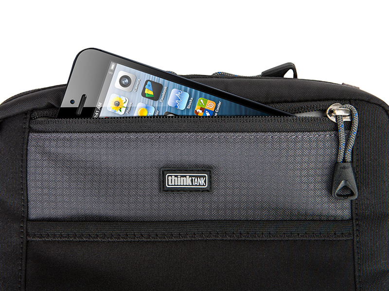 前面ポケットにはスマートフォンなどを収納できる