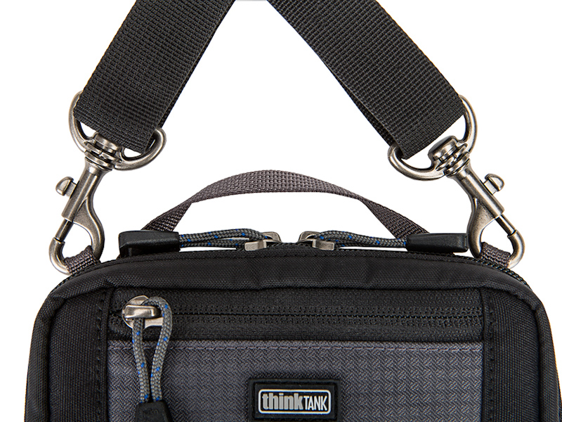 ショルダーストラップとレインカバーが付属する