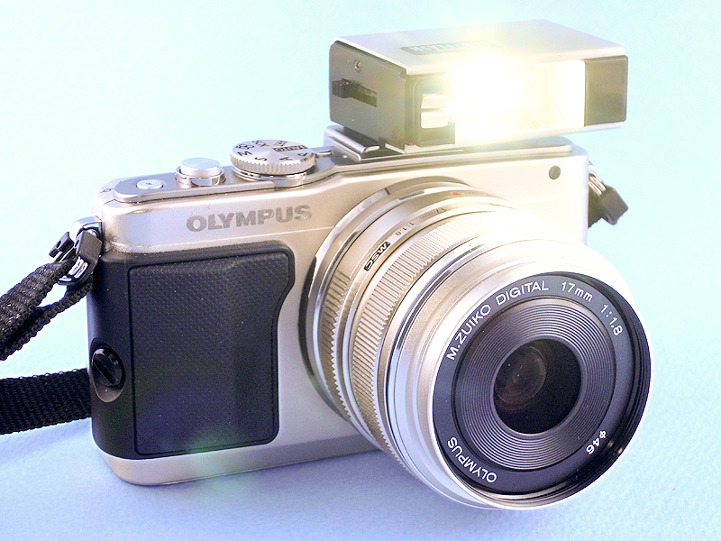 オリンパスがハーフ判フィルムカメラOLYMPUS PENを発売していた当時、「PEN-FLASH」という小型でスタイリッシュな照明用アクセサリーが発売されていた。これは現在のストロボとは異なり、使い捨てのフラッシュバルブを使うタイプで、今となっては使うことが難しい。そこで、PEN-FLASH内部にLEDライトを組み込み、現代のOLYMPUS PEN DIGITALにも使えるアクセサリーとして改造してみた。