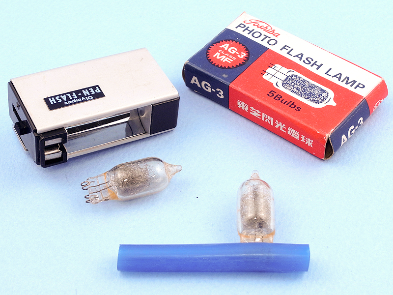 PEN-FLASHは現在のキセノン管を使ったストロボとは異なり、それが一般化する以前のブラッシュバルブ（閃光電球）を使うフラッシュガンなのである。フラッシュバルブに電圧をかけると、封入されたアルミニウムあるいはジルコニウムが燃焼し閃光を発する。フラッシュバルブは使い捨てで、本体向かって右のレバーを引いて排出する。