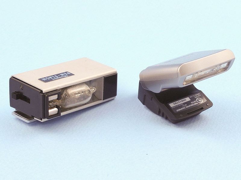 現在のOLYMPUS PEN DIGITAL専用フラッシュ「FL-LM1」と比較しても遜色ないほどのコンパクトさ。当時のオリンパスの思想がいかに先進的だったかがうかがい知れる。
