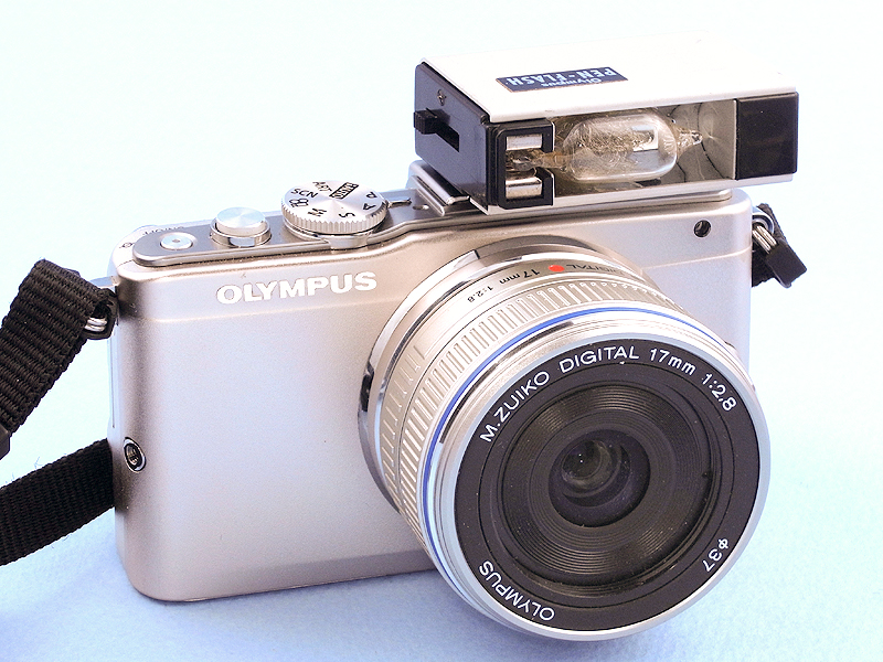 PEN-FLASHをOLYMPUS PEN Lite E-PL5に装着してみたが、思った以上に実に良く似合う。しかし、PEN-FLASHは電池も売ってないし、フラッシュバルブも2個しかないのでこれを使って写真を撮のは難しいだろう。そこで今回はこのPEN-FLASHの外観をそのままに、これをLEDライトに改造することにしたのである。