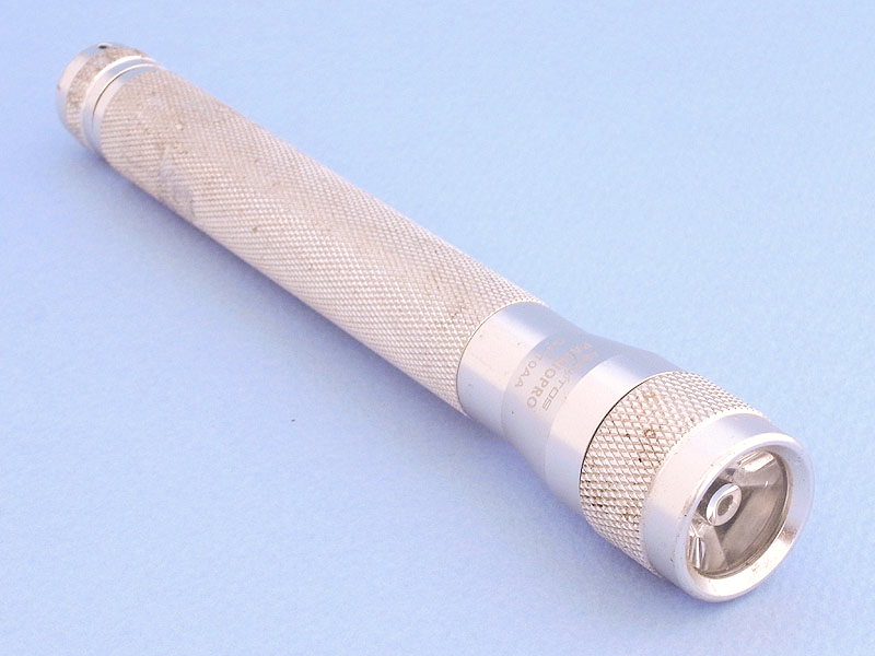 LEDライトは自宅の引き出しの奥に眠っていた「GENTOS PATRIOPRO GT-10AA」を改造することにした。単3電池2本使用で、かなりの光量が得られ、しかも防水タイプの優れものだ。しかし最近はiPhone内蔵のLEDライトを使っているので、すっかり出番がなくなっていたのだ。