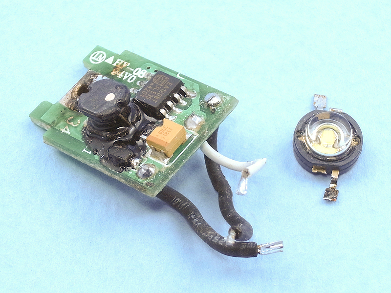 LEDライトをさらに昇圧回路と発光部とに分解してみる。このような工作は半田ゴテを使って、部品を壊したり無くさないよう気をつけながら丁寧に行なう。なお、今回ははじめから付いていたヒートシンクも外しているので、発熱の関係から短時間の点灯にとどめたい。熱対策としては、アルミ板を熱伝導の良い接着剤で貼り付けてヒートシンクとしても良い。