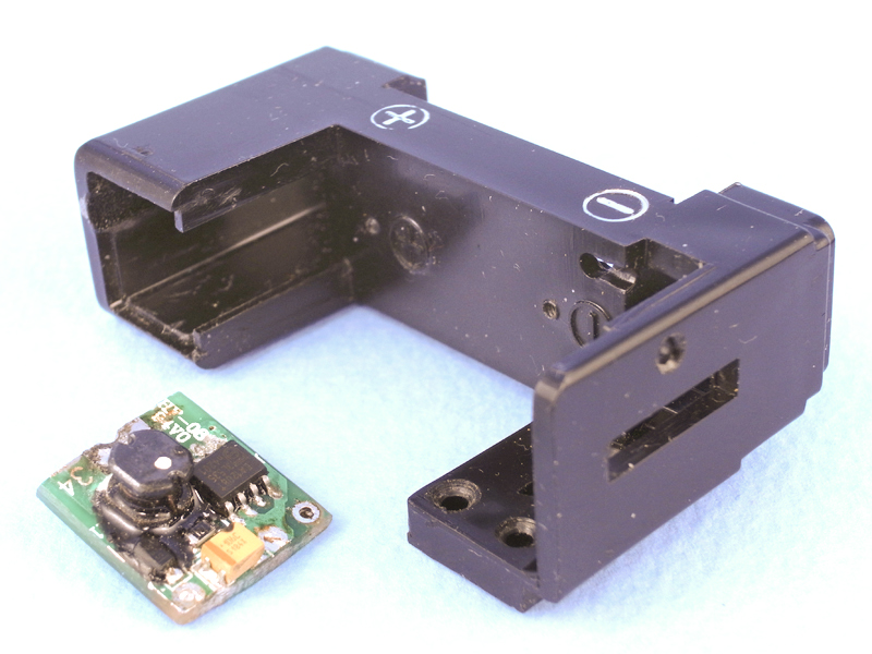 そこで基盤の外縁をヤスリで削り、サイズダウンを試みた。さらにPEN-FLASH本体の内側も、一部を彫刻刀で削り落とす。