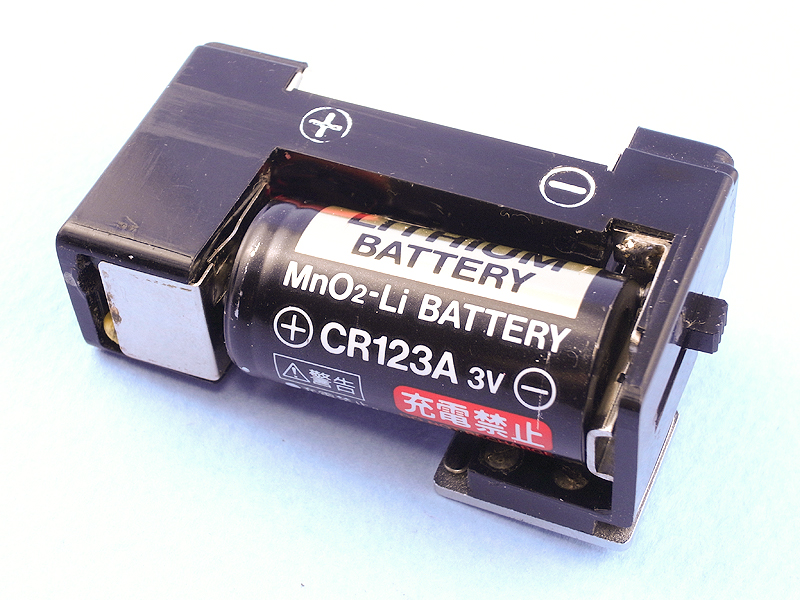 そして、試しに電池をセットしてみたのだが、実は偶然にもPEN-FLASHの電池ボックスが、3Vリチウム電池「CR123A」とほぼ同じサイズだったのだ。