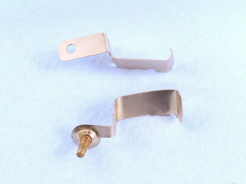 金具は先端部をペンチで切り取り、曲げを少し変える加工を施した。