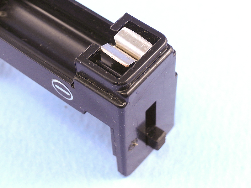 側面のスイッチを引くと電源オン。内部のレバーが引き抜かれ、金具が接して通電する。