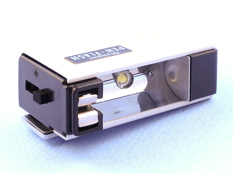 電池を入れて、外装シェルをセットすると、LEDライトとして生まれ変わった「PEN-FLASH DIGITAL」が完成する。