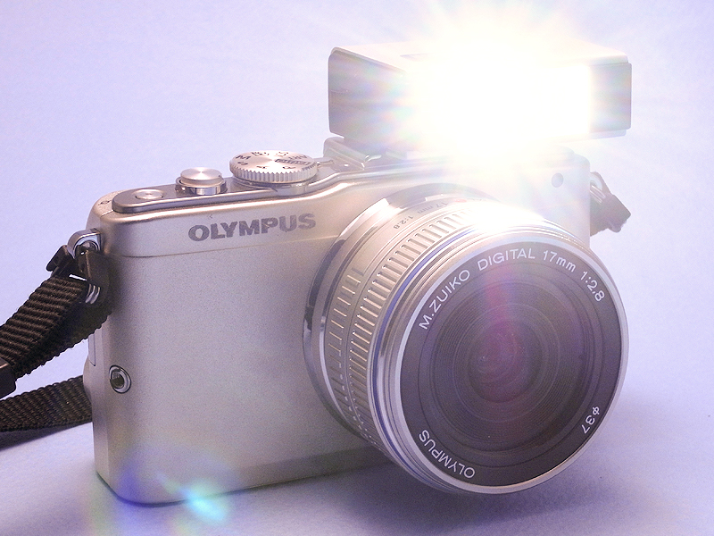 電源オンでピカッと光る! 今回の工作は実は非常に苦労したのだが、それが報われた瞬間である（笑）。