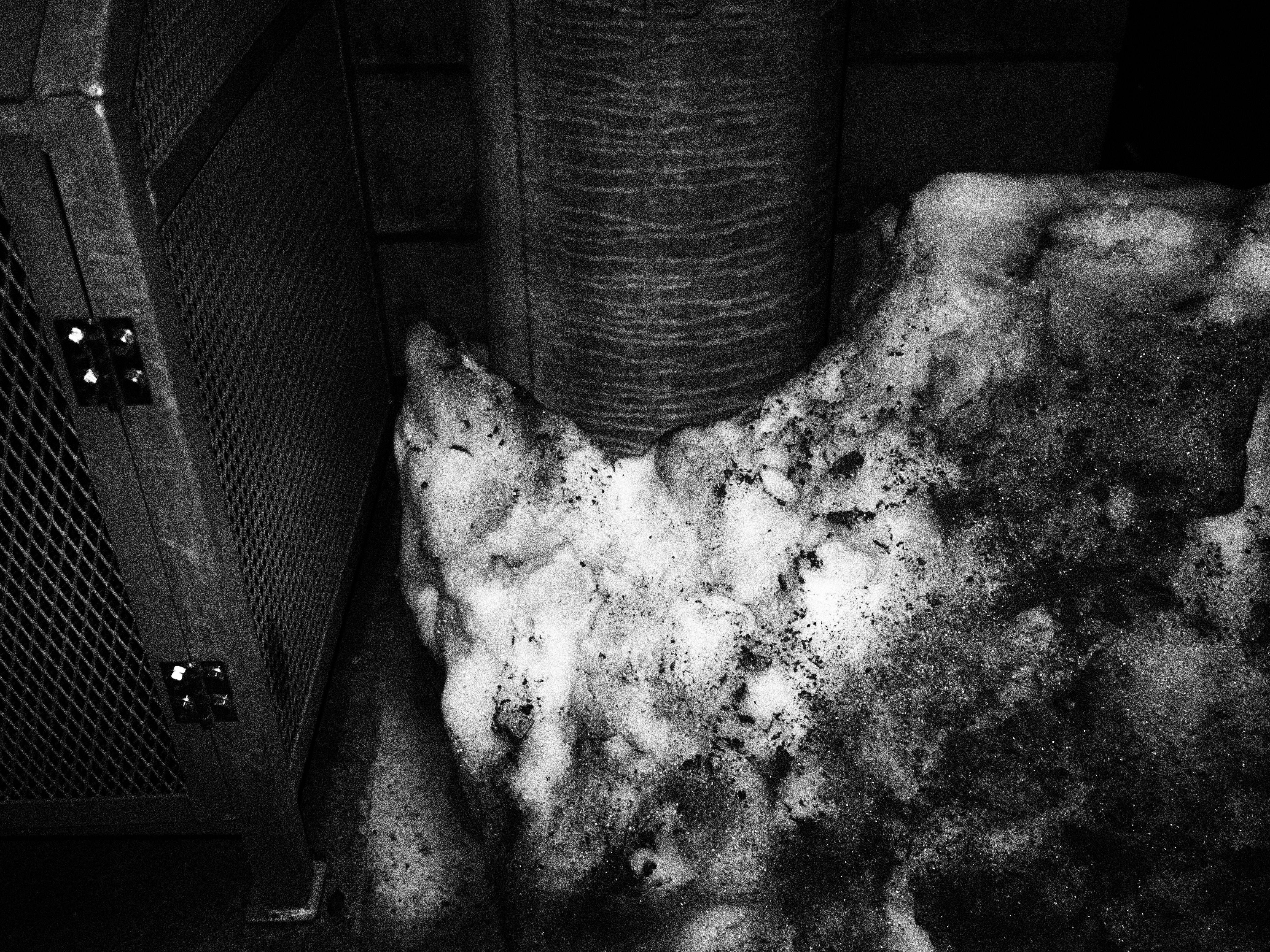 E-PL5 / M.ZUIKO DIGITAL 17mm F1.8 / 1/60秒 / F1.8 / 0EV / ISO4000 / ラフモノクローム / 17mm