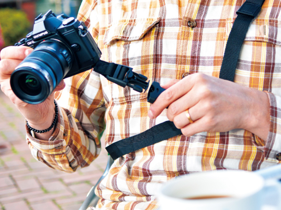 ストラップからカメラだけを着脱できるバックル