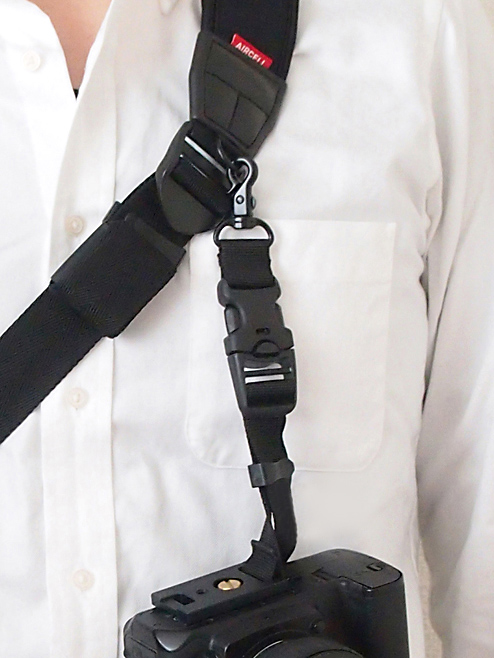 カメラを装着できる紐をストラップに追加できる