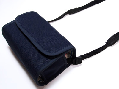 ストラップを装着したまま収納可能