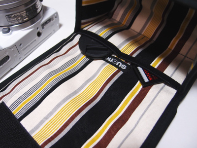 内部のポケットはメモリーカードやレンズキャップを収納できるサイズ